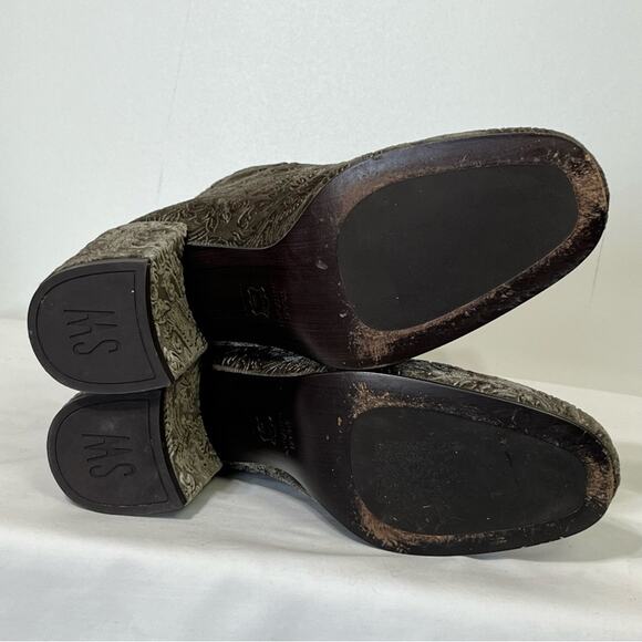 Stuart Weitzman Bacari Romantic Velvet Bootie in Greige Size 8 EUC - Picture 8 of 8